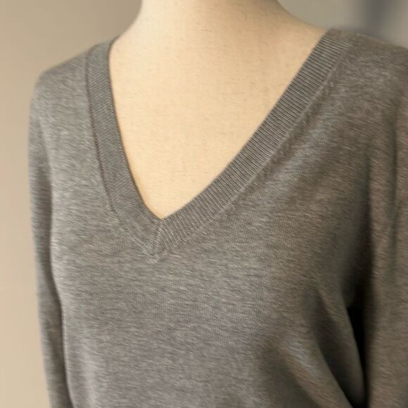 Sz M Banana Republic grey gray v neck cashmere blend sweater ruffle - Picture 3 of 7